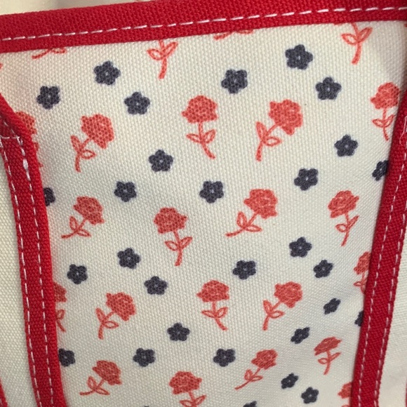 🆕- EXCLUSIVE! Aeropostale Red and Cream Queen Of Hearts Mini Tote - Picture 7 of 15